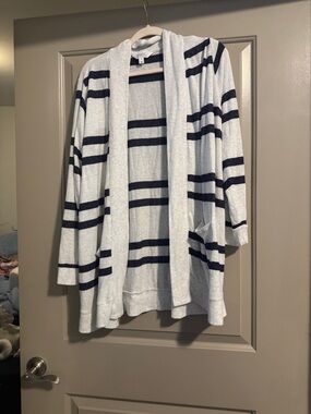 Market & Spruce Light Gray and Navy Striped Open Cardigan